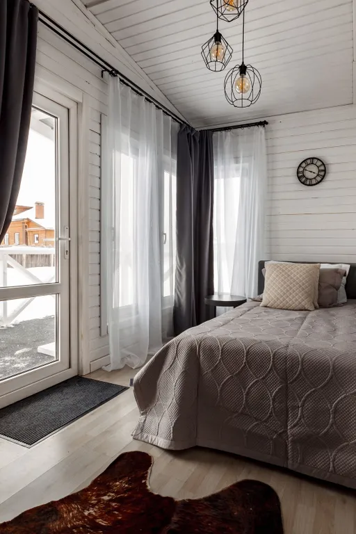 Новый уютный дом с отдельной территорией в центре города.