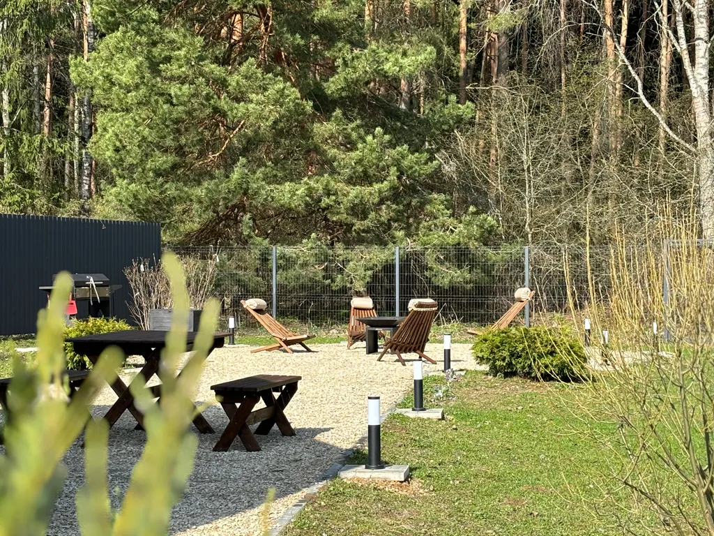 Уютный домик у леса с камином и панорамными окнами