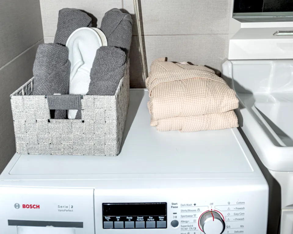 Ocean Breeze Retreat - Sea View Aesthetics