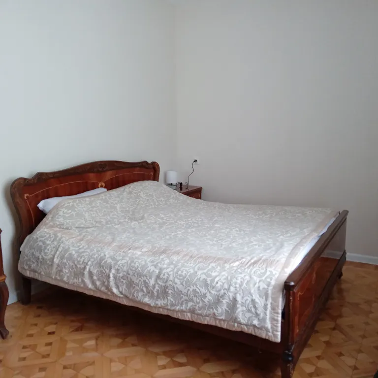 Флигель с балконом в саду