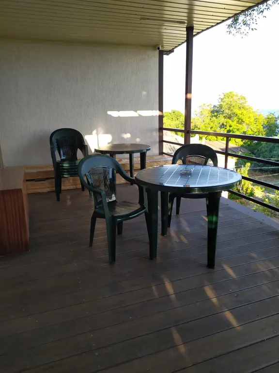 Трёхместный номер на втором этаже с видом на море