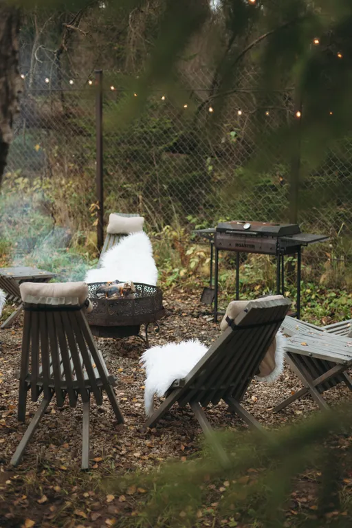 Дом с баней и чаном у воды и леса бохо