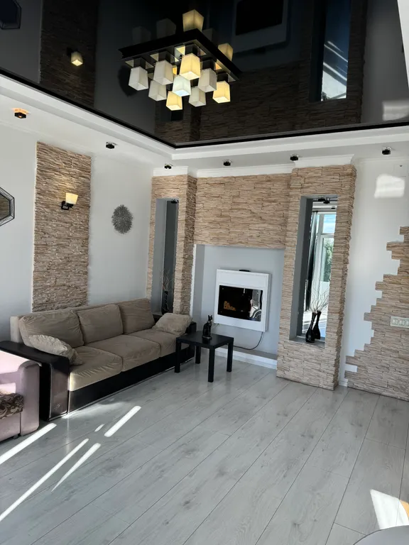 Красивая трёхкомнатная квартира в центре с видом на площадь