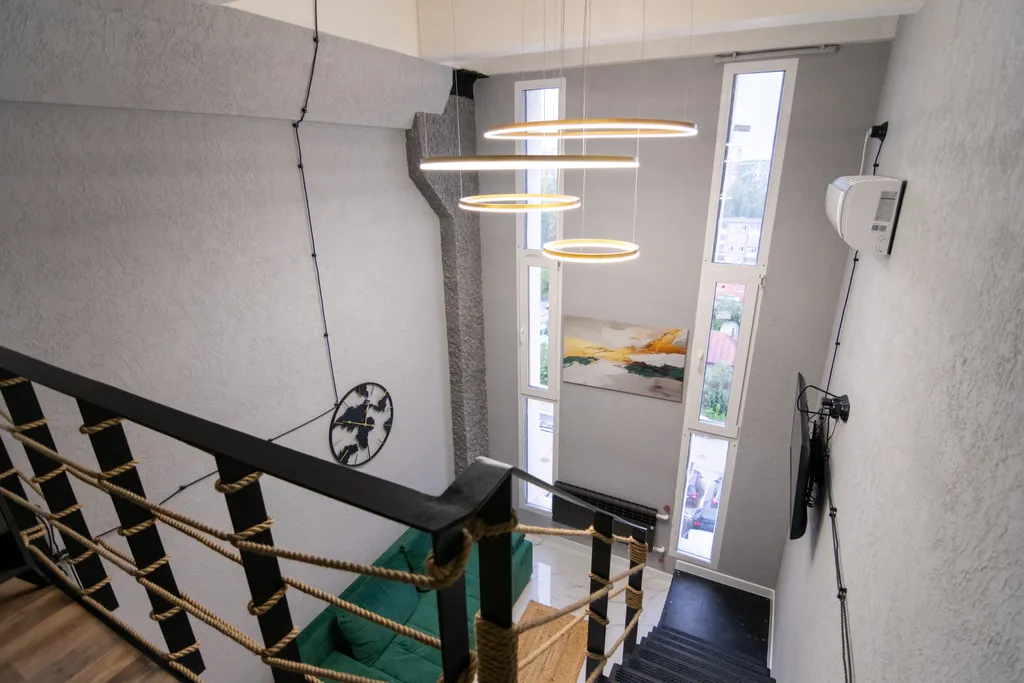 Двухуровневая студия с стильным современным ремонтом