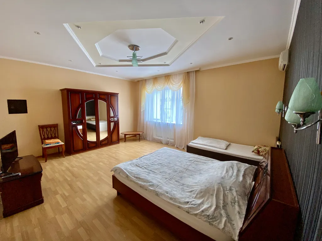 Коттедж Коттедж с сауной и бассейном — Красный