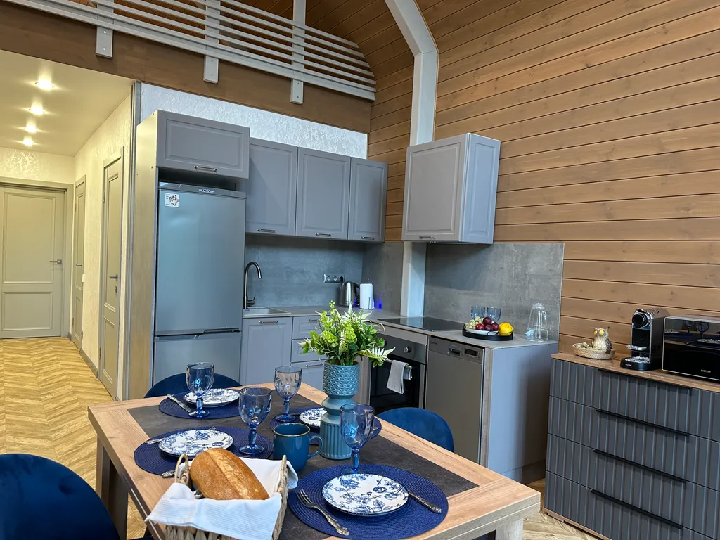 Коттедж Дом у озера с новогодней ёлкой и декором — Аннино