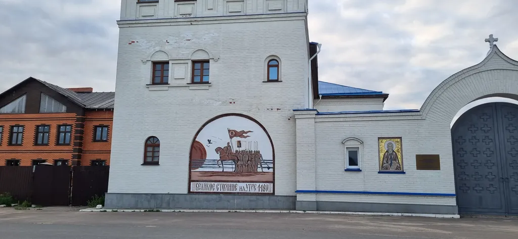 Дом-шалаш с видом на лес