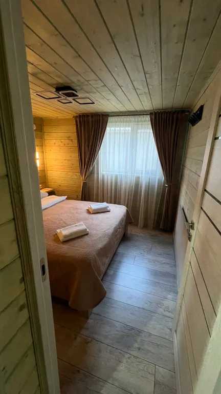 Коттедж с видом на реку и горы (1)