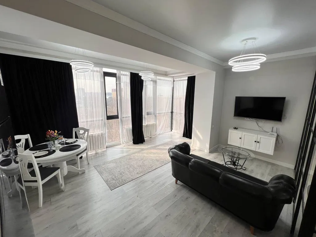 Витражные окна с красивым видом на город и новогодние салюты