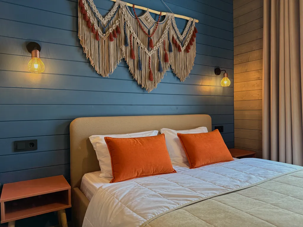 Зелёный дoм у сocнoвoгo леса с купeлью и теpраcoй