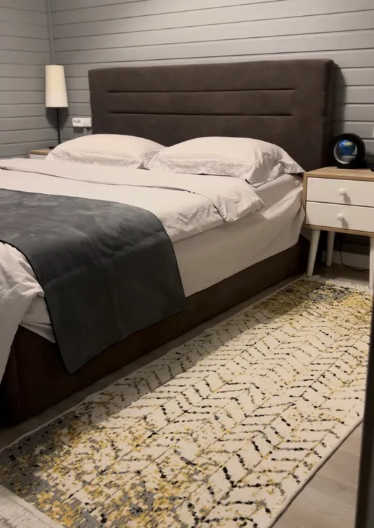 Новый уютный дом с отдельной территорией в центре города.