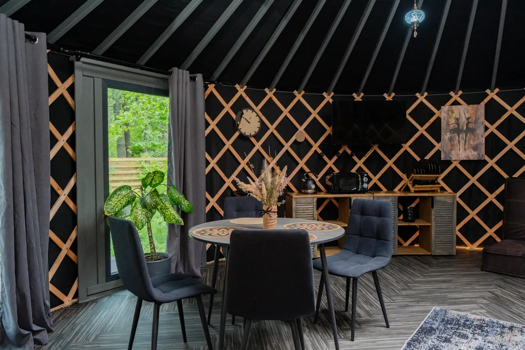 Юрта в лесу