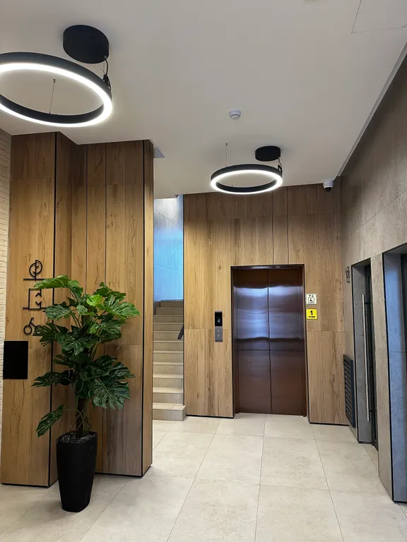 Умная квартира с дизайнерским ремонтом и тёплой парковой