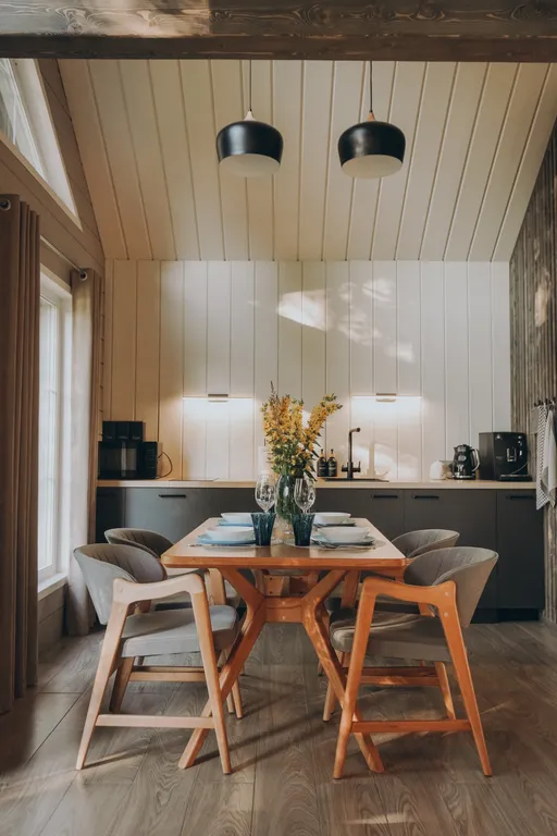 Дом на берегу реки