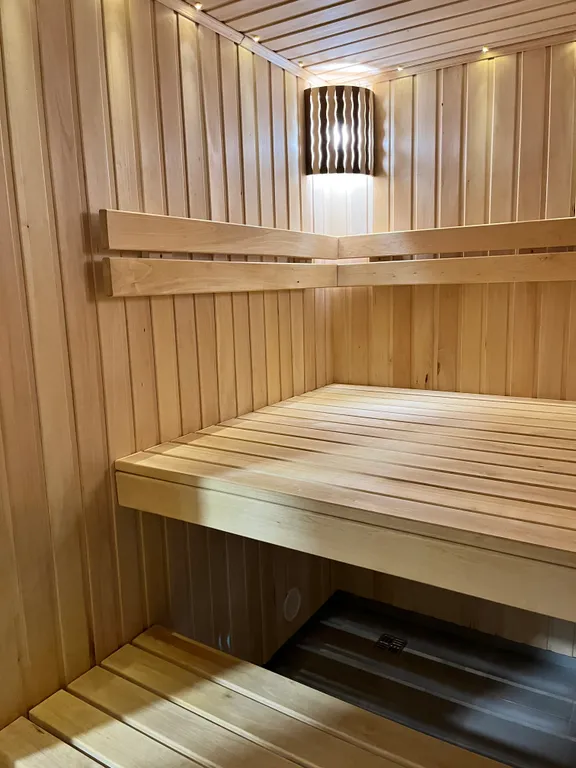 Уютный дом у моря с террасой, баней и теплым бассейном