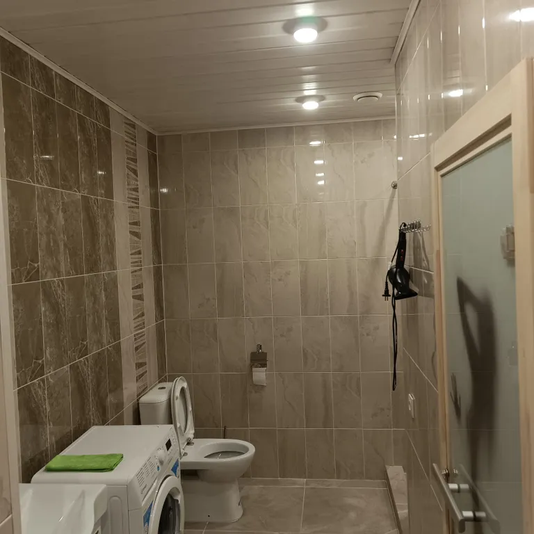 Дом на песчаном берегу озера