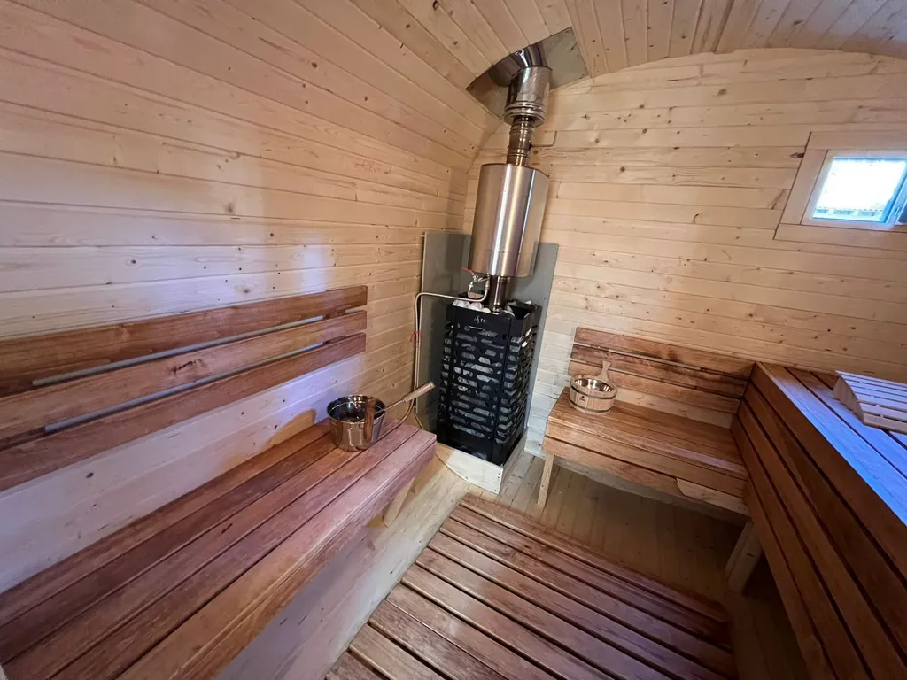 Синий домик в лесу на Живописной улице