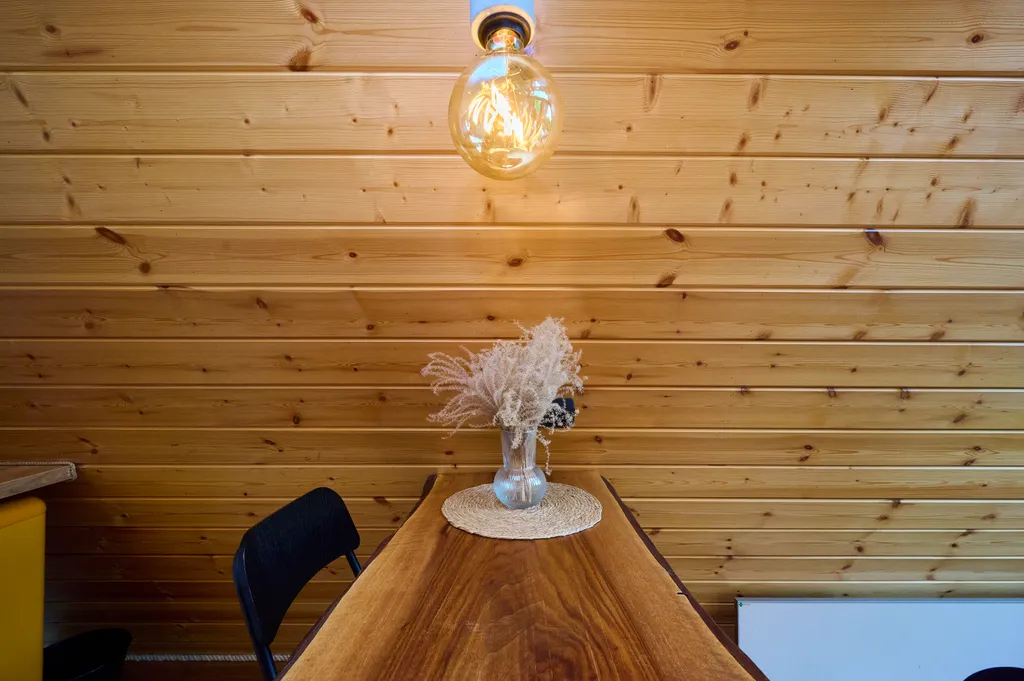 Уютный треугольный домик у леса с видом на горы