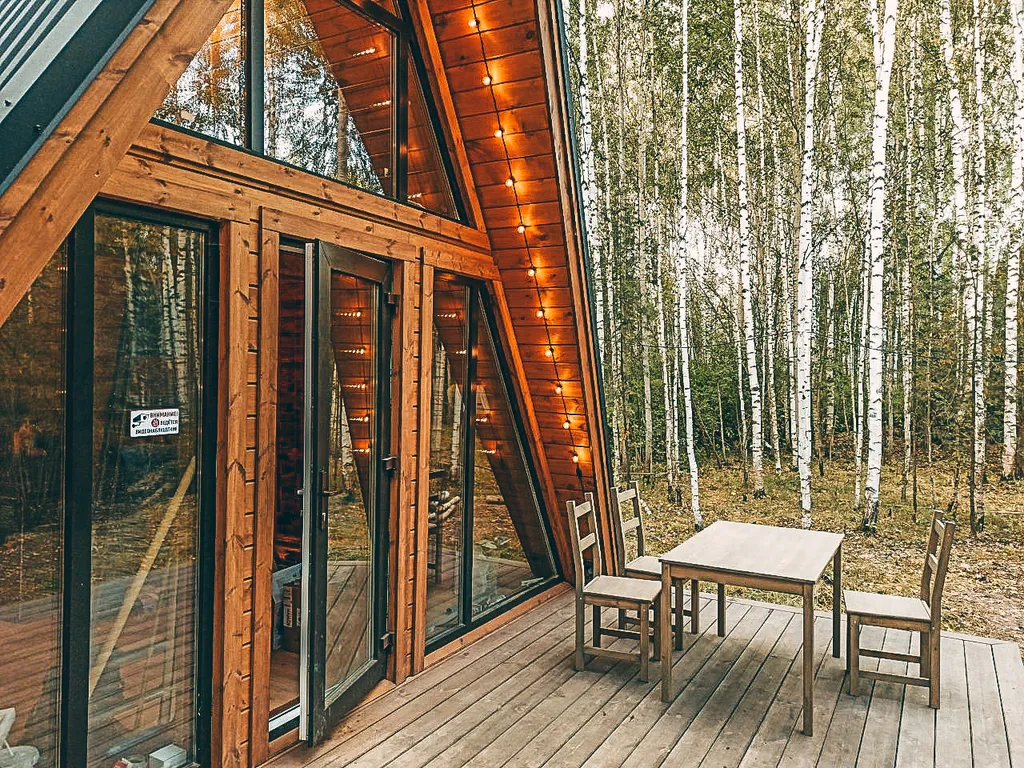 Домик в лесу вблизи от города в стиле A-frame