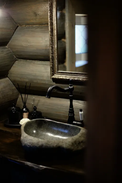 Бревенчатый дом-баня в стиле охотничьего домика