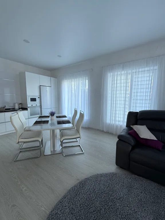 Дом на берегу реки с баней