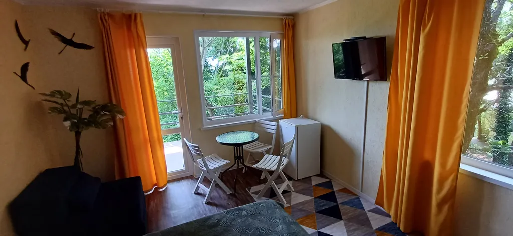 Уютная комната в доме Остановка Море с видом на море и лес