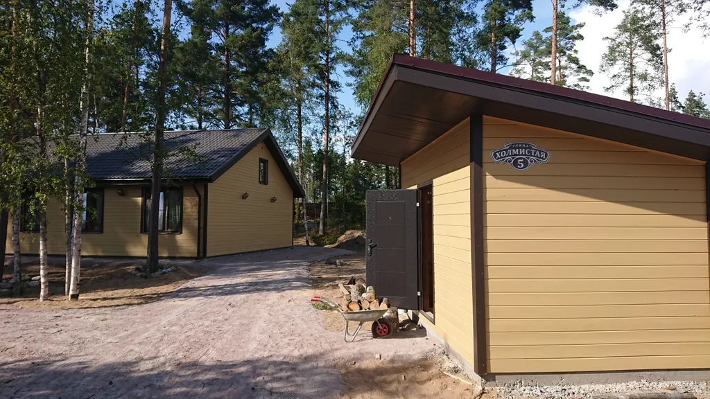 Дом с камином и панорамными окнами в сад