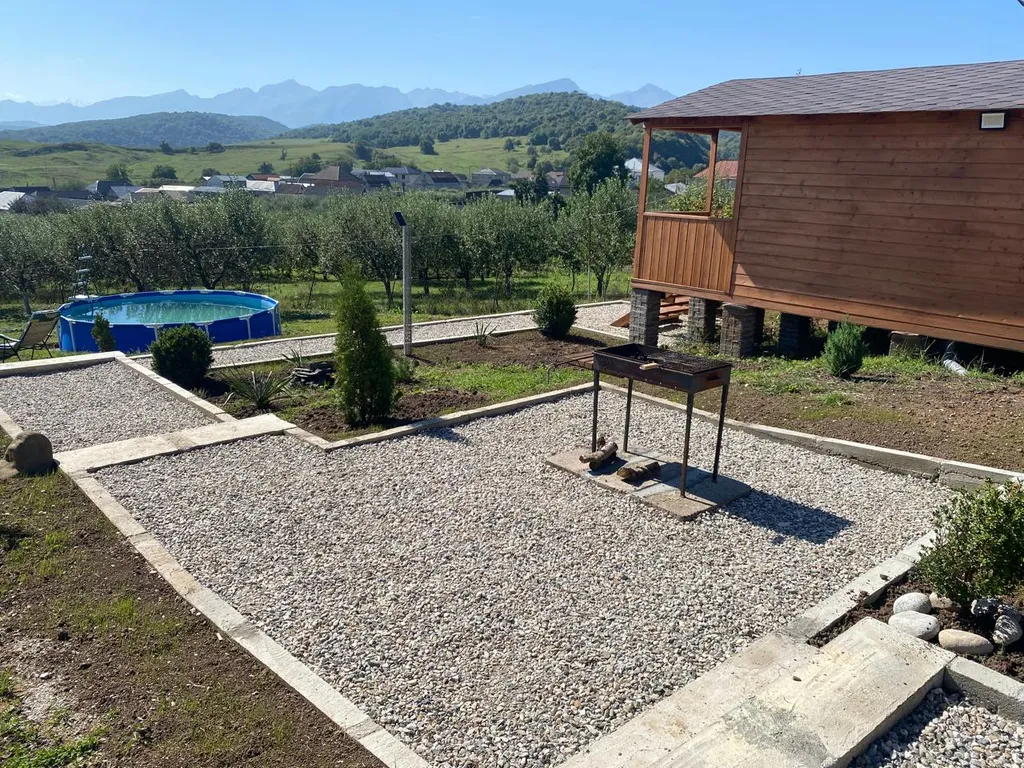 Домик с видом на лес и горы