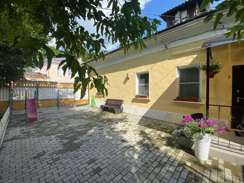 Апартамент с уютным двориком