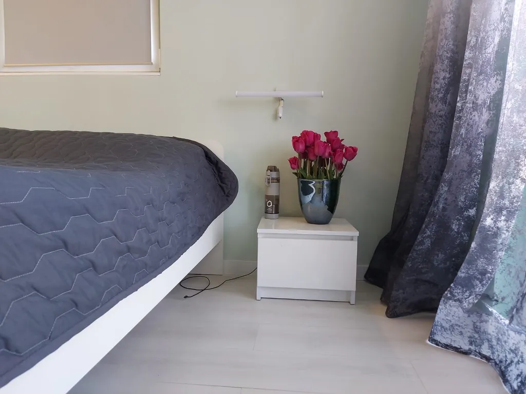 Дом с видом на море и отдельно стоящей баней.