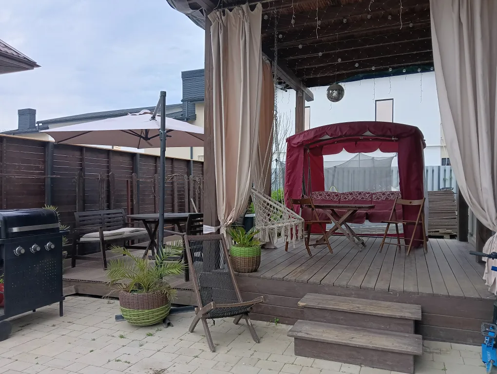 Дом с бассейном и террасой в коттеджном поселке