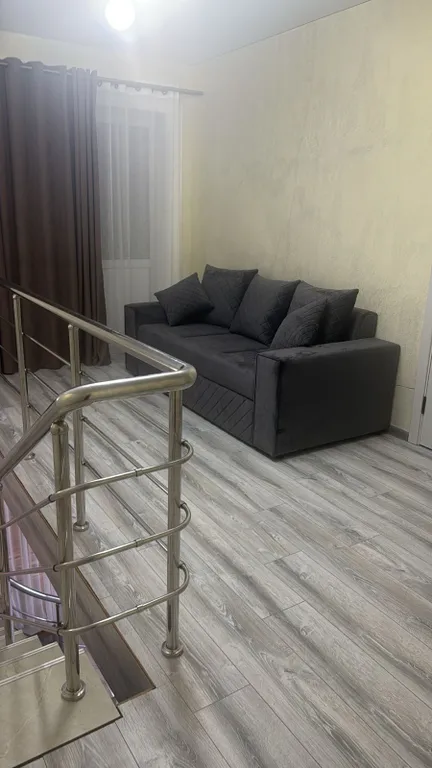 Новый двухэтажный дом на берегу моря, есть все необходимое