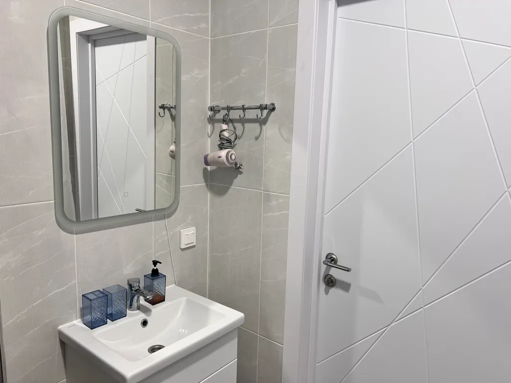 Милая квартирка с видом на горы и бассейном во дворе