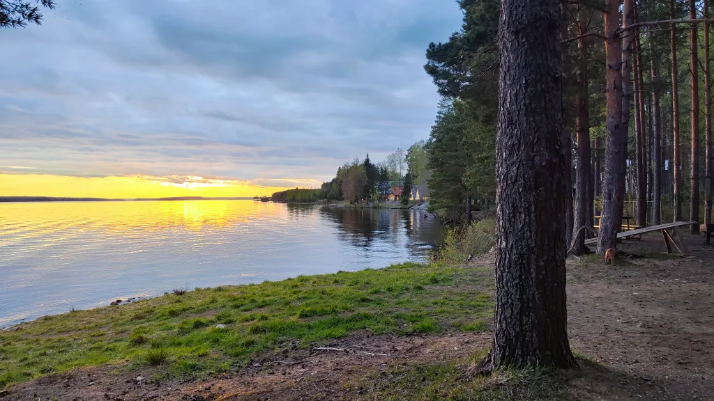 Коттедж Коттедж Амфрейм 6 местный у озера с баней, чаном и детской площадкой с батутом — Ланино