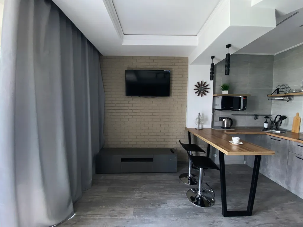 Crystal View — студия с панорамными окнами и закатом за стеклом