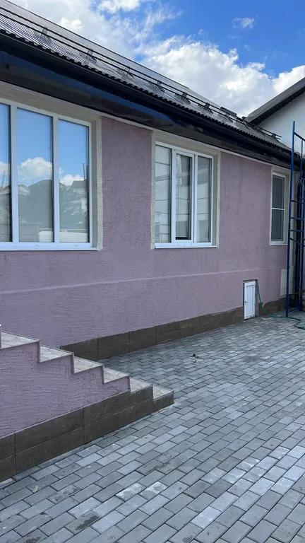 Розовый дом в горах