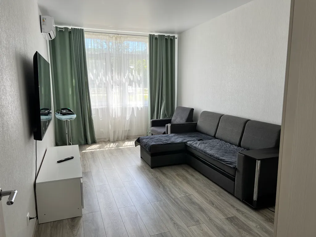 Трехкомнатная со своим выходом во двор на бассейны