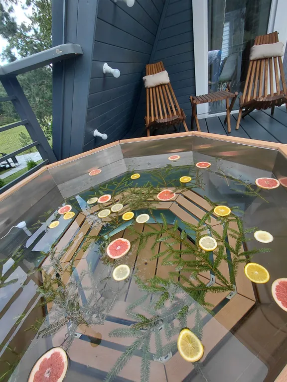 Дом в стиле a-frame с чаном на террасе