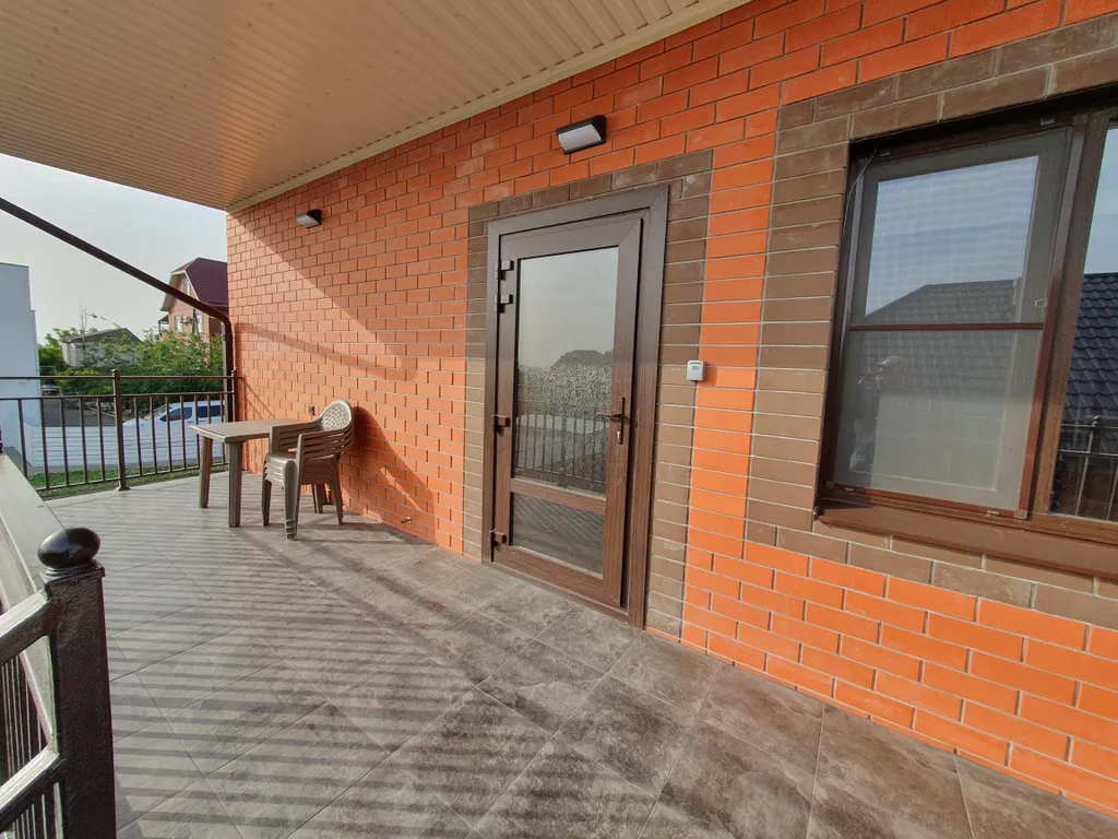 Отдельный дом с благоустроенным двором возле азовского моря