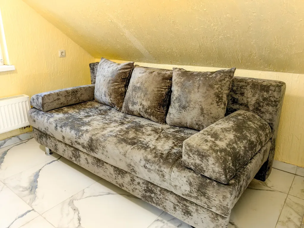 Светлая студия на мансардном этаже с видом на горы