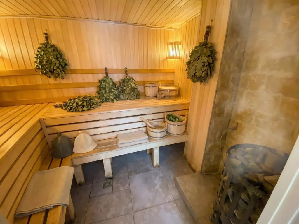 Трехэтажный коттедж с баней и бассейном