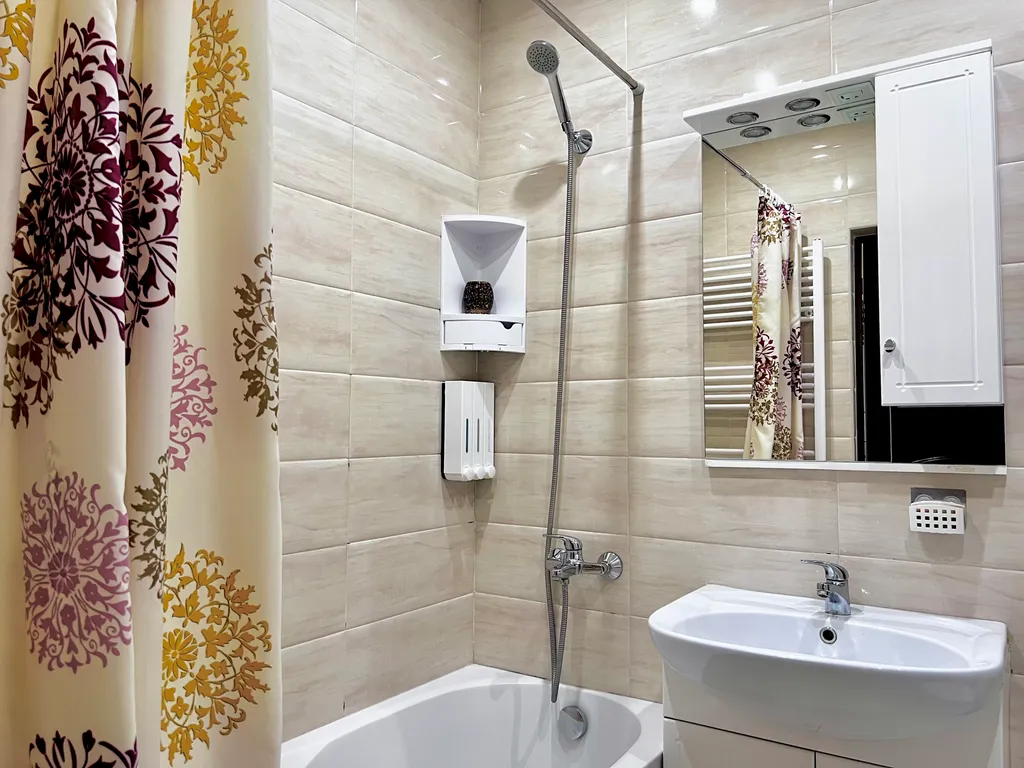 Огороженная парковка на Липовой аллее, Артиллерийская