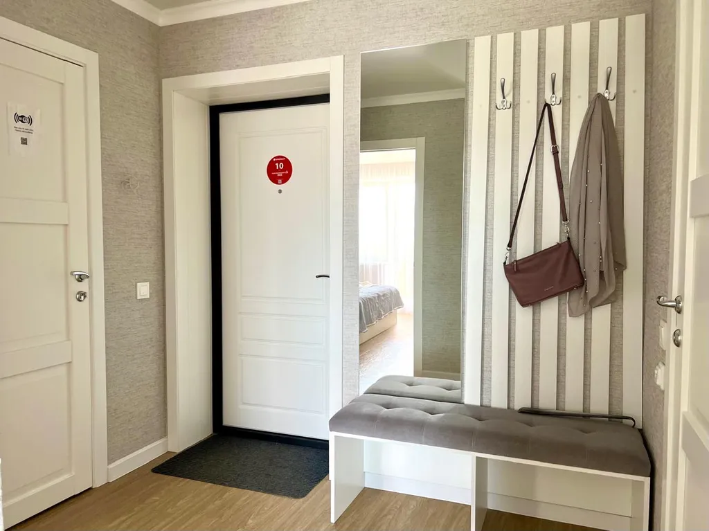 Стильный белоснежный апартамент в центре города, бесконтактный заезд