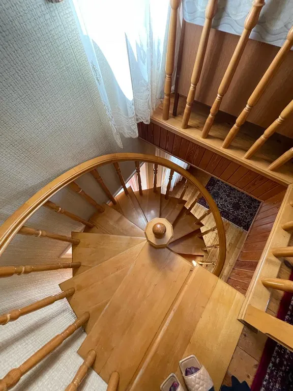 Деревянный дом с красивым видом на море