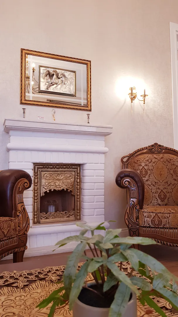 " ГОСТИННАЯ " ( s 30 м².h 3.50 m ). Мягкая мебель. Обеденный стол на 8 персон. Комод. Горки. Кондиционер. Телевизор. Детектор дыма. Камин + радиаторы отопления. Вентиляция.