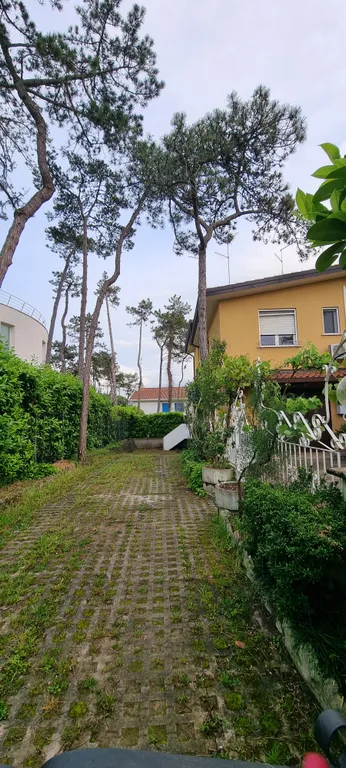 Двухэтажная квартира с частным двориком в Линиано Саббьядоро на море