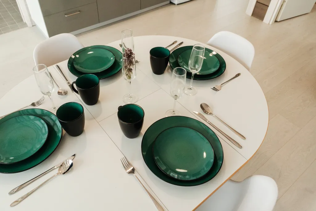 Дом с панорамными окнами в окружении леса