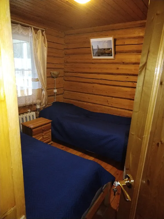 Домики в лесу на берегу реки Волге