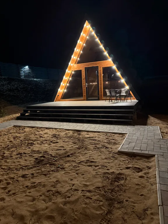 Уютный домик на берегу реки с горячим чаном