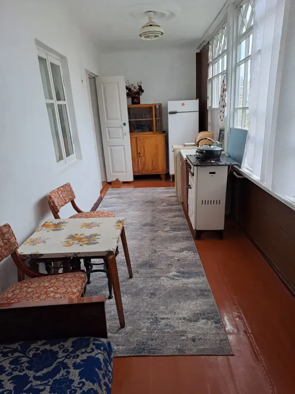 Небольшой дом в цветущем саду